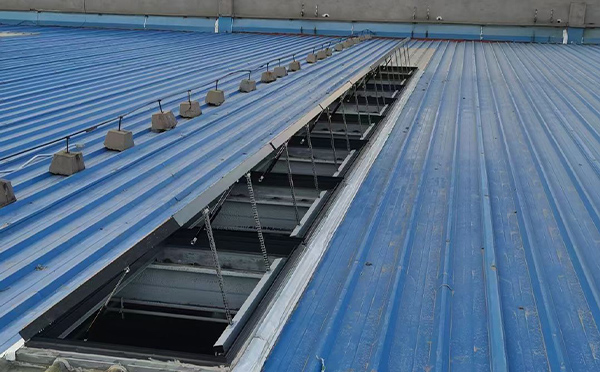 某城市大型商业综合体中庭商州排烟窗工程